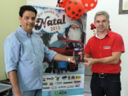 Presente de Natal para comércio de Amambai é ampliar vendas em 15% Renato Matos recebendo premiação da Seladinha das mãos do presidente da ACIA, Azor de Assis.