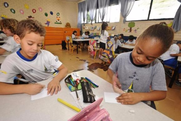 Brasil deve reduzir desigualdades na educação para cumprir metas Relatório da Fundação Abrinq mostra que o principal desafio está na educação infantil