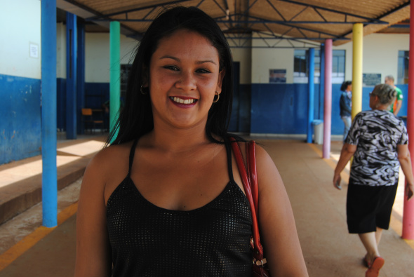 Luciane Oliveira, 24, saindo da votação na EM Julio ManvailerFoto: Moreira Produções