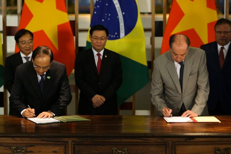 Brasil e Vietnã assinam acordos em aviação e agricultura O Embaixador do Vietnã no Brasil, Do Ba Kho, o vice-primeiro-ministro vietnamita, Vuong Dinh Hue, o ministro das Relações Exteriores, Aloysio Nunes e o ministro da agricultura, Blairo Maggi durante assinatura de atos.O vice-primeiro-ministro do Vietnã, Vuong Dinh Hue, e o ministro das Relações Exteriores, Aloysio Nunes assinam acordos (Valter Campanato/Agência Brasil)