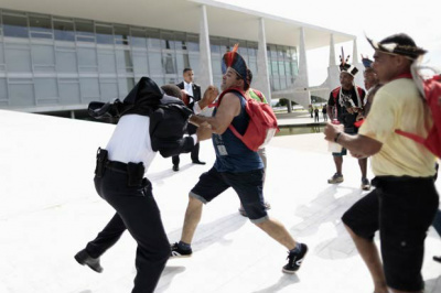 Índios fazem protesto e tentam invadir Palácio do Planalto, em Brasília Indígenas brigam com seguranças do Palácio do Planalto durante protesto em Brasília (Foto: Ueslei Marcelino/Reuters)