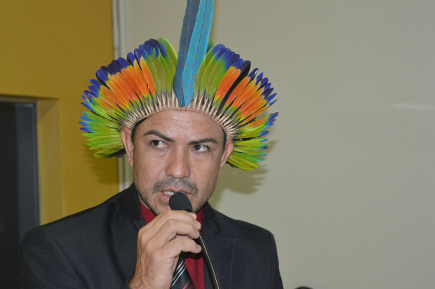 Vereador de Amambai, Ismael Guarani Kaiowá (PMDB), cobra da prefeitura transporte escolar para os cerca de 1.500 alunos da comunidade indígena / Foto: Moreira Produções