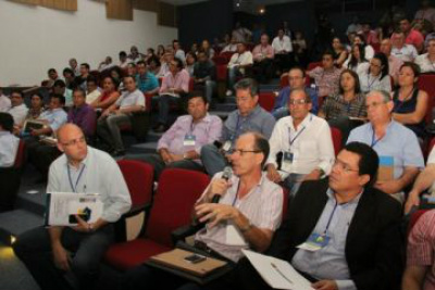 Prefeitos buscam dinheiro extra para fechar contas O prefeito de Amambai Sérgio Barbosa e o secretário de Indústria e Comércio, Rodrigo Selhorst, estiveram participando do encontro