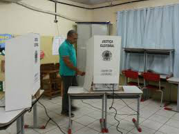 Taxista de Fernando de Noronha foi o primeiro a votar Taxista de Fernando de Noronha foi o primeiro a votar