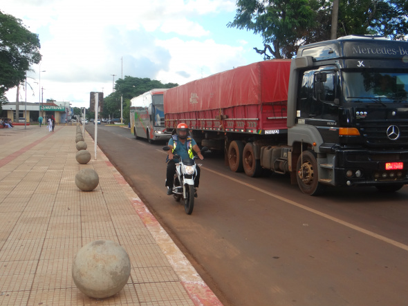 Vereador Roberto Dias cobra implantação de anel viário em Amambai Caminhão de carga pesada trafegando pela av. Pedro Manvailer, região central da cidade / Foto: Moreira Produções