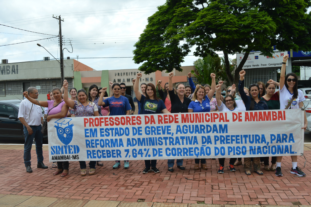 Professores da Reme de Amambai fazem manifestação em frente à Prefeitura Professores se reuniram em frente a Prefeitura Municipal / Foto: Moreira Produções