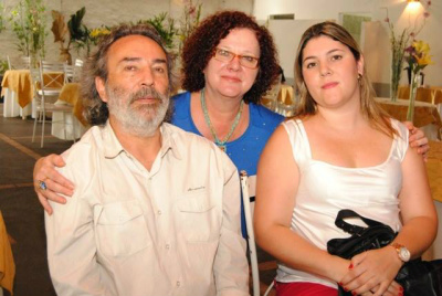 Professora e jornalista Viviane Viaut recebe título de cidadã amambaiense Viviane com o marido José Luiz e a filha Natália