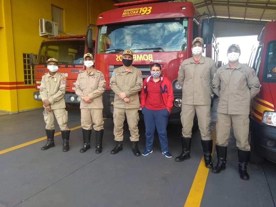 Sonho de ser bombeira faz com que criança visite o Corpo de Bombeiros em Amambai Rawany Dafiny Fossa dos Santos ao lados dos bombeiros / Foto: Cedida ao Amambai Notícias pelo sargento Mário Lopes