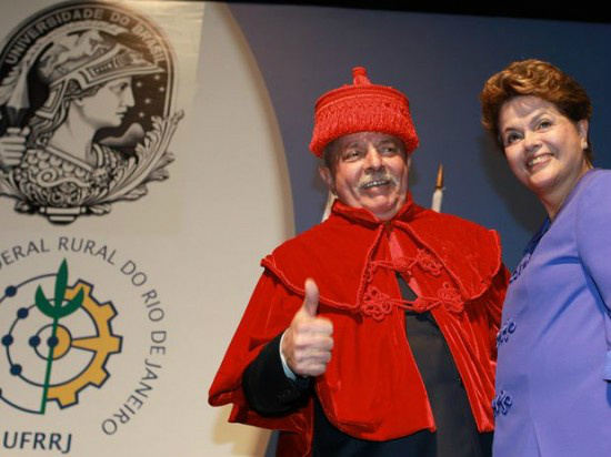 Dilma acompanha concessão de título honoris causa a Lula Durante seu discurso, o ex-presidente Lula lamentou o fato de nenhuma universidade do país aparecer entre as 100 melhores do mundo