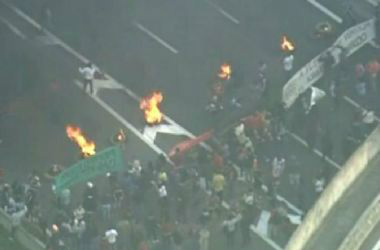 Manifestantes bloqueiam vias de São Paulo em dia de protestos contra Copa Reprodução/Portal G1