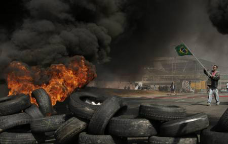 Manifestações chegam a estádio da abertura da Copa em São Paulo Manifestantes protestam em frente ao estádio da Copa do Mundo em São Paulo. 15/05/2014