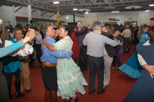 O Baile do Ano. Oito horas de música com quatro grupos gaúchos. No CTG de Amambai. Foto: Moreira Produções.