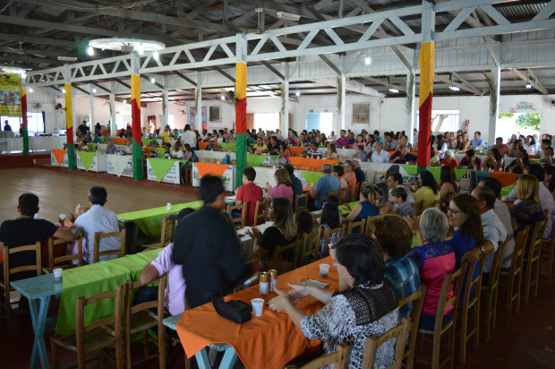 Simted de Amambai comemora Dia do Professor e do Servidor Público No ano passado, cerca de 500 pessoas estiveram presentes na confraternização / Foto: Moreira Produções