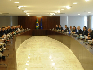 Brasil assina acordo para enviar 100 pesquisadores à Europa Brasil assina acordo para enviar 100 pesquisadores à Europa