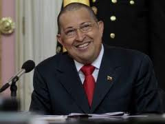 Em tratamento com quimioterapia, Chávez aparece de cabeça raspada