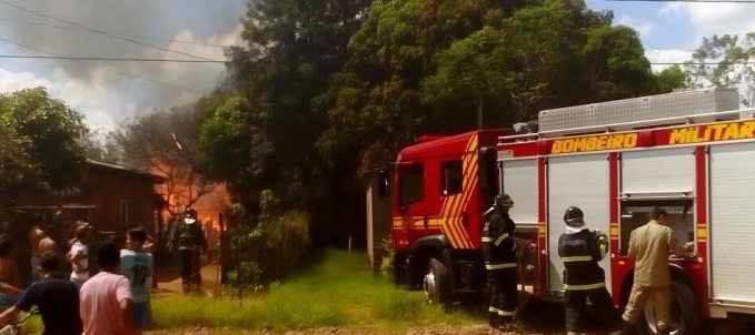 O homem teve queimaduras leves, porém a casa em que residia ficou destruída.