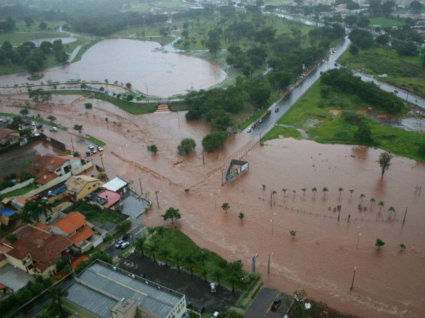 Chuva forte causa transtorno, alaga ruas e bairros em Campo Grande