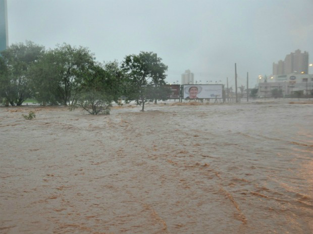 Chuva forte causa transtorno, alaga ruas e bairros em Campo Grande