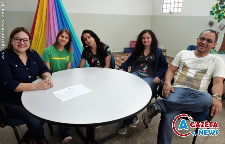 Ampliar FotoClique na Imagem para ampliá-laEquipe do MS classificada para a final ONHB é de Amambai. Da esquerda para direita: Diretora, Erli, alunas, Bruna, Scheila e Karen com o professor de história Carlos. Foto: Raquel Fernandes