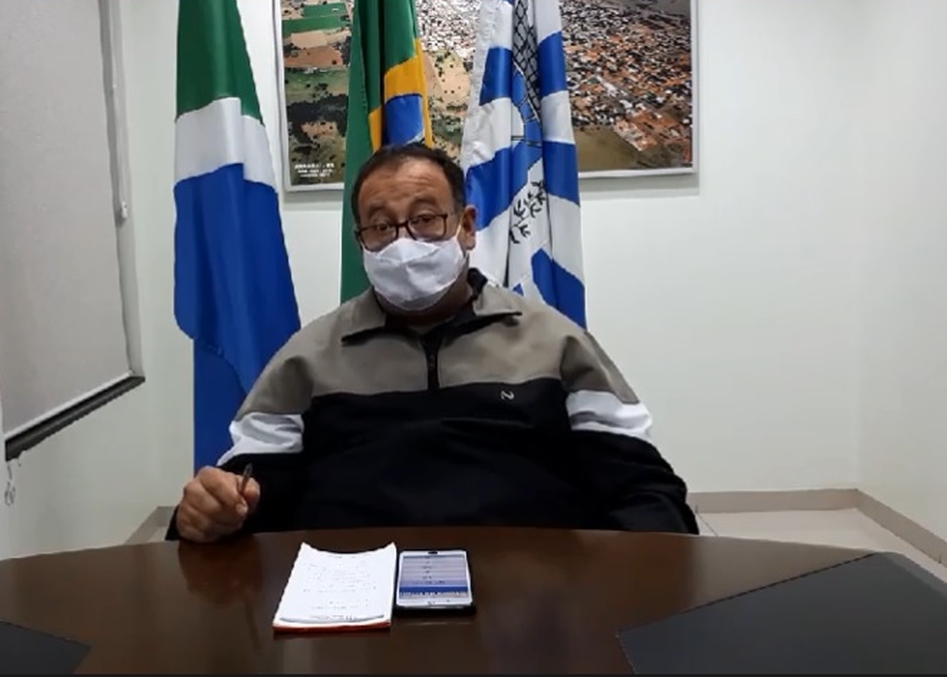 Dr. Bandeira durante a transmissão ao vivo / Foto: Reprodução