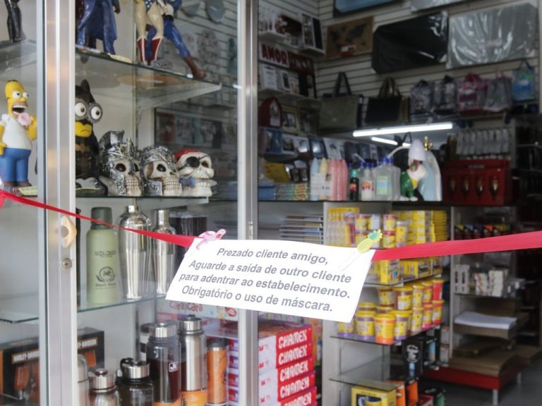 Aviso sobre obrigatoriedade do uso de máscara na porta de loja no Rio de Janeiro / Foto: Fernando Frazão/Agência Brasil