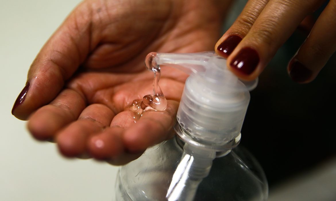 Farmácias de manipulação podem vender álcool gel ao público Marcello Casal JrAgência Brasil