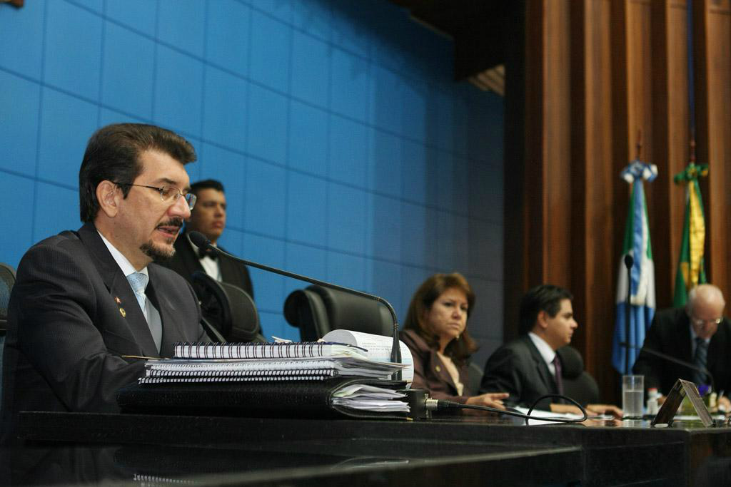 Projeto concede reajuste linear de 6% para os servidores estaduais de MS Projeto de lei chegou hoje para análise dos deputados.