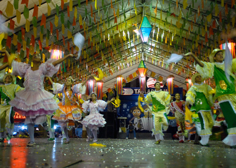  Quadrilhas dançadas por grupos amadores e profissionais carregam influência das danças tradicionais dos salões franceses (Foto: Roosewelt Pinheiro/ABr)