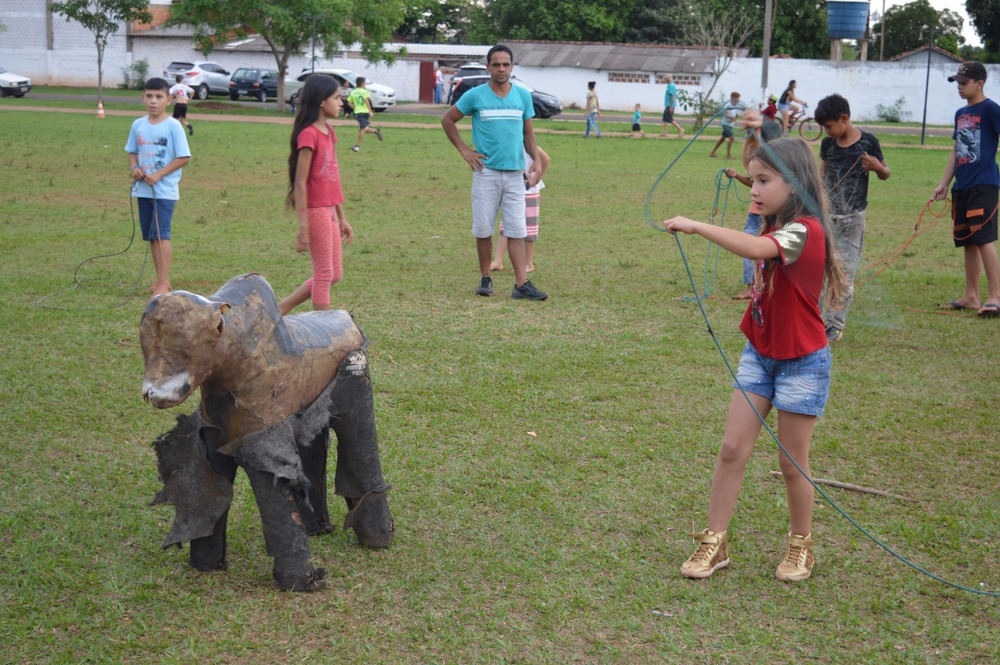 Diversão e competições animam o Dia das Crianças na Vila Limeira, em Amambai Disputa de laçada foi uma das competições / Foto: Moreira Produções