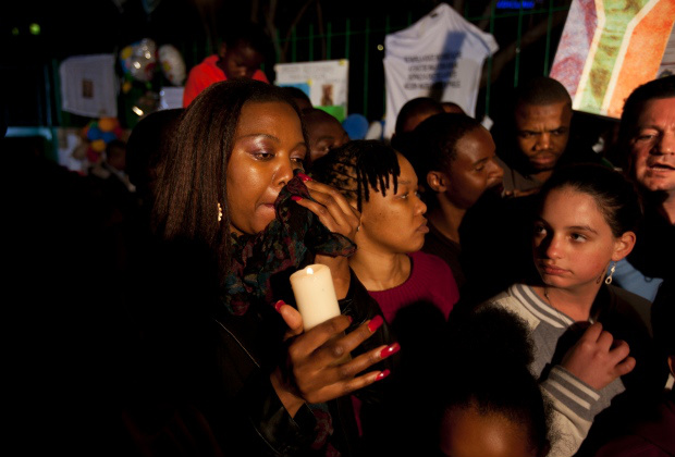 Amigos e parentes de Mandela fazem vigília em frente ao hospital