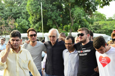 Corpo de filho de Erasmo Carlos é enterrado no Rio de Janeiro Erasmo Carlos entre o caçula Léo (à esq.), o primogênito Gil (dir), o sobrinho Daniel (de preto) e amigos no velório do filho Alexandre Pessoal (Foto: Henrique Oliveira e Wallace Barbosa / AgNews)