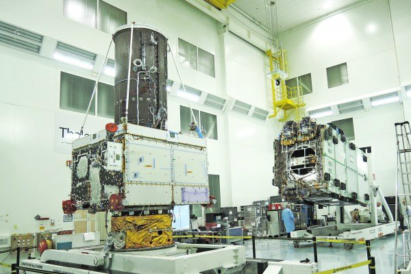 Na França, ministro das Comunicações acompanha testes com satélite brasileiro