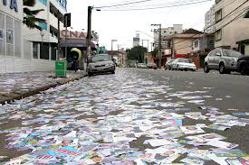 Lixo espalhado incomoda moradores do Distrito Federal Lixo espalhado incomoda moradores do Distrito Federal