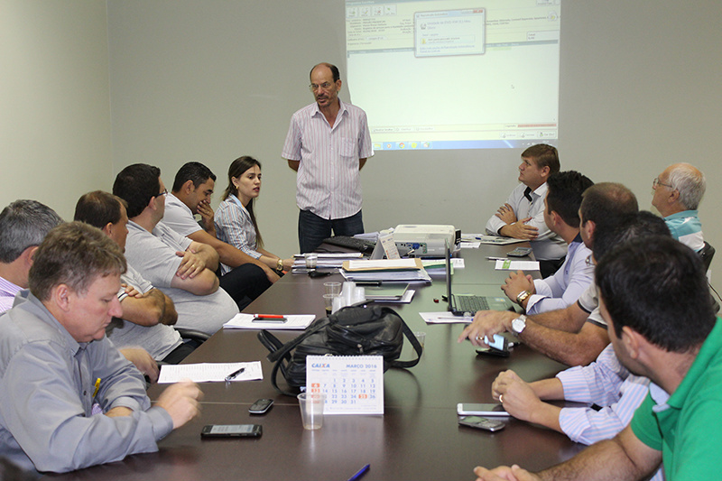 Pregão define empresas fornecedoras de medicamentos para o Conisul em 2016 Prefeito Sérgio Barbosa reunido com representantes das empresas concorrentes. / Foto: Decom