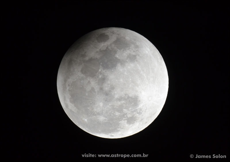5 de julho - Eclipse Lunar Penumbral Fase penumbral do Eclipse Lunar Parcial de 16 de julho de 2019. Crédito: James Solon.