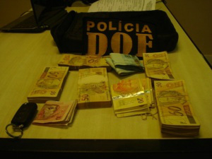 Dinheiro estava embaixo de tapete de carro. (Foto:divulgação) 