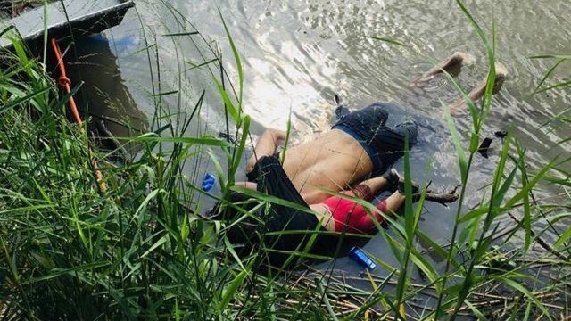 Foto de pai e filha afogados na fronteira mexicana ilustra drama migratório Foto: Catraca Livre