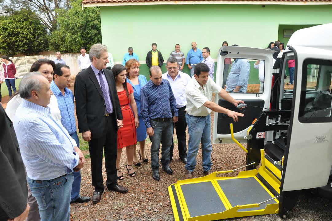 Cerimônia marca entrega de veículo para Apae de Aral Moreira Cerimônia marca entrega de veículo para Apae de Aral Moreira