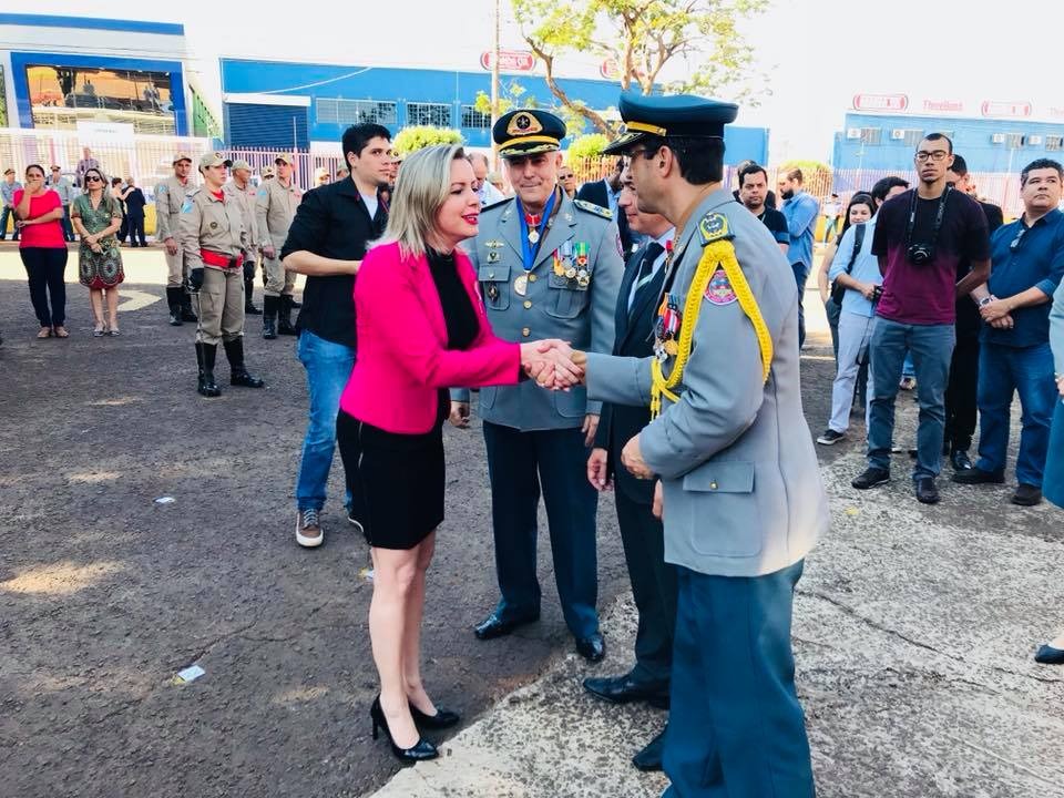 Vereadora de Amambai recebe honraria do Corpo de Bombeiros Fotos: Assessoria