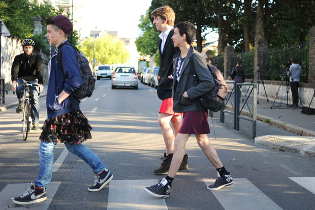 Jovens franceses chegam a escola de saia em protesto contra o sexismo nesta sexta-feira (16) em Nantes (Foto: Jean-Sebastien Evrard/AFP)