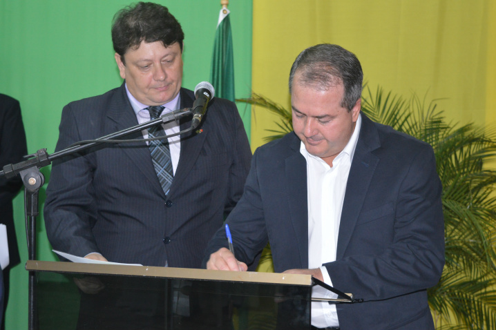 Nova diretoria da Acia foi empossada nessa quarta (5) em Amambai O presidente da Acia, Clemente Martins Júnior assinando o termo de posse ao lado de Júlio Ivante Lucca, que na oportunidade representou o presidente da Faems / Foto: Moreira Produções