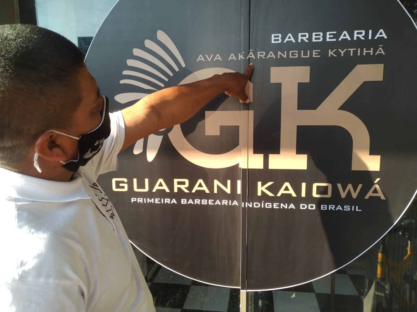 Amambai inaugura primeira Barbearia Indígena do Brasil Evaristo traduz frase em guarani na porta da empresa: Corte de Cabelo Indígena / Foto: Raquel Fernandes - Amambai Notícias