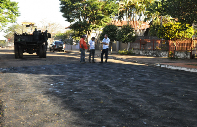 Com reperfilamento asfáltico, Prefeitura recupera ruas em Amambai Com reperfilamento asfáltico, Prefeitura recupera ruas em Amambai