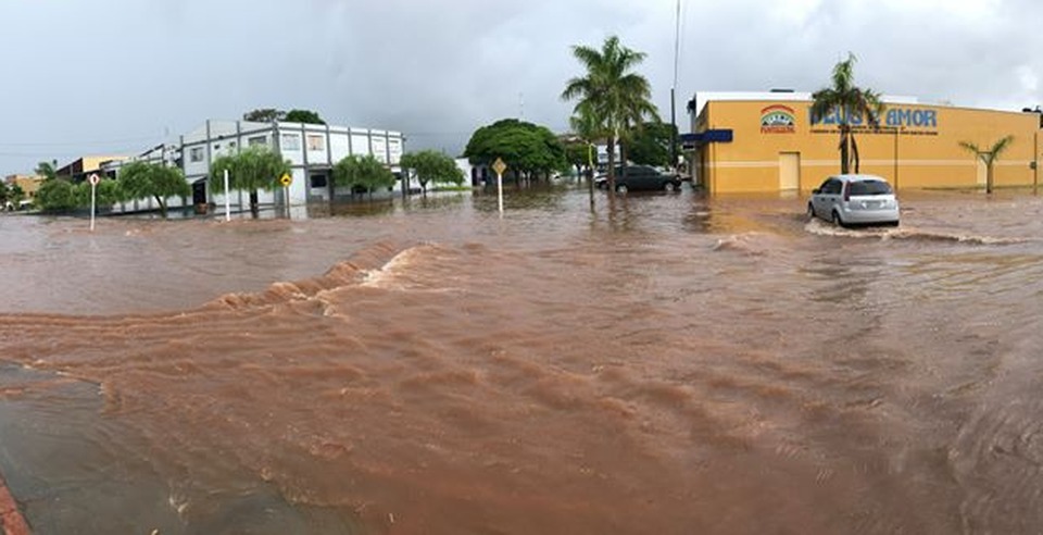 Chuva que caiu em Amambai nesta quinta (19) alagou ruas Volume de chuva chegou a 40 milímetros / Foto: Renato Lucas