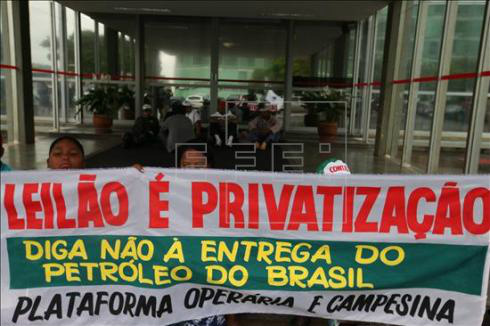 Grupo de manifestantes protesta para exigir a suspensão do leilão da maior jazida de petróleo do país em frente à sede do ministério de Minas e Energia em Brasilia, nesta quinta-feira. EFE