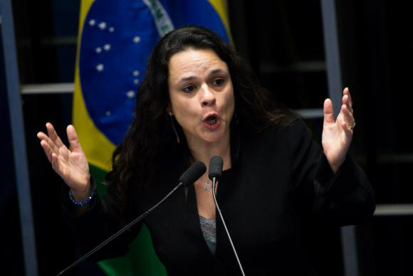 Janaína Paschoal diz que sofreu ao pedir impeachment de uma mulher e cita Deus Brasília - A advogada de acusação, Janaína Paschoal, fala durante o quinto dia do julgamento final do processo de impeachment da presidenta afastada Dilma Rousseff, no Senado Federal Marcelo Camargo/Agência Brasil