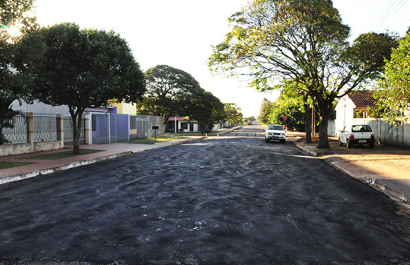 Com reperfilamento asfáltico, Prefeitura recupera ruas em Amambai A rua Monte Castelo demandava por correções e recebeu o reperfilamento, procedimento preciso e de longa duração./ Foto: Decom