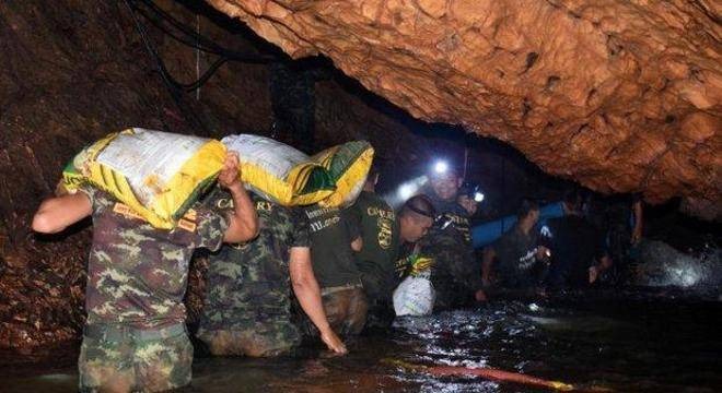 Resgate de jovens em caverna na Tailândia vai obrigá-los a mergulhar