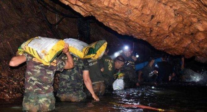 Resgate de jovens em caverna na Tailândia vai obrigá-los a mergulhar Resgate de jovens em caverna na Tailândia vai obrigá-los a mergulhar