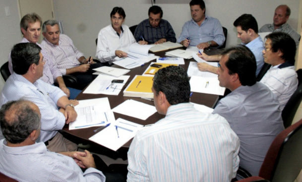 Prefeito Dirceu participou da reunião com a diretoria da Assomasul para discussão do transporte escolar